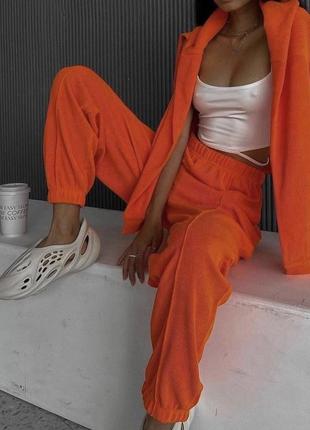Оранжевый костюм из вельвета