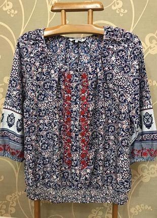 Очень красивая и стильная брендовая блузка в цветах.