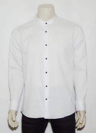 Мужская белая рубашка воторник-стойка на черных кнопках