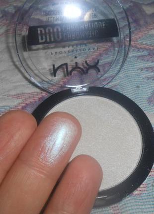 Дуохромный хайлайтер nyx duo chromatic illuminating powder 1 twilight tint1 фото