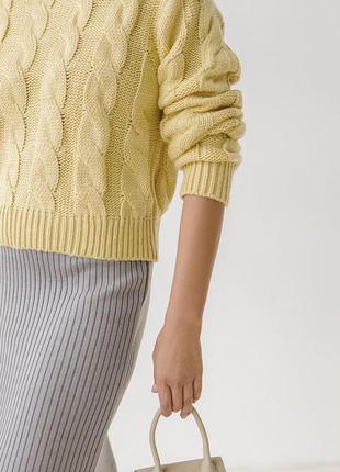 Красивый желтый женский свитер оверсайз с вязаным узором 42-466 фото
