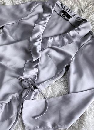 Нежное сатиновое платье missguided  на запах серебристого цвета1 фото