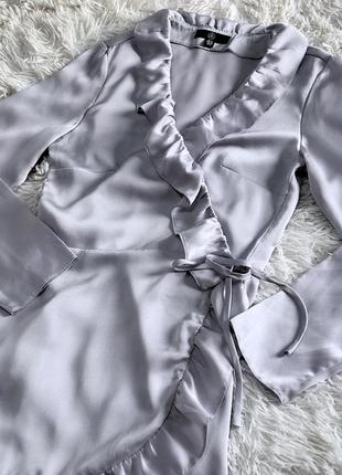 Нежное сатиновое платье missguided  на запах серебристого цвета3 фото