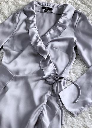 Нежное сатиновое платье missguided  на запах серебристого цвета2 фото