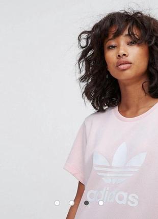 Светло-розовое платье-футболка с логотипом-трилистником adidas originals2 фото