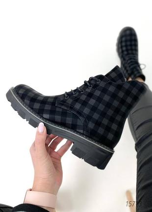 Черные кожаные демисезонные деми ботинки на шнурках шнуровке толстой подошве с геометрическим принтом в сетку с квадратами5 фото