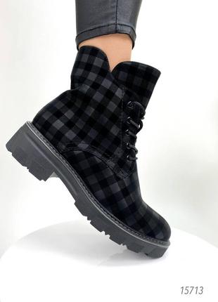 Черные кожаные демисезонные деми ботинки на шнурках шнуровке толстой подошве с геометрическим принтом в сетку с квадратами9 фото