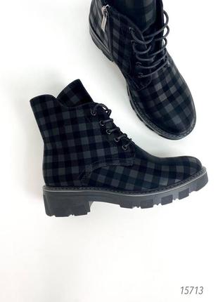 Черные кожаные демисезонные деми ботинки на шнурках шнуровке толстой подошве с геометрическим принтом в сетку с квадратами4 фото