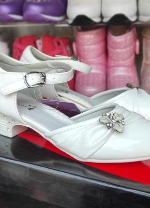 Білі лакові туфлі на підборах під плаття для дівчинки 27,28,30313 фото