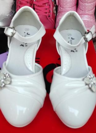Білі лакові туфлі на підборах під плаття для дівчинки 27,28,30319 фото