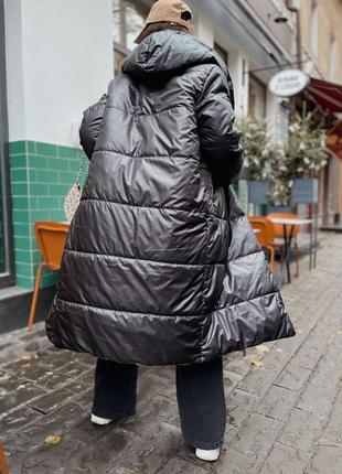 Двухсторонняя куртка миди с капюшоном в с поясом на синтепоне  бежевая чергая9 фото