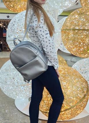Стильний жіночий срібний рюкзачок з плоским карманим з екошкіри