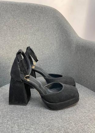 Женские туфли из натуральной замши на высоком каблуке и подложке в черном цвете