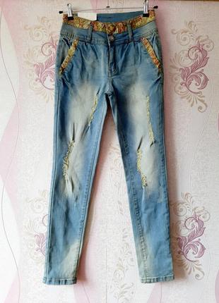 Блакитні рвані джинси висока посадка зі вставками квіти скіні слім1 фото