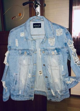 Крутая джинсовая куртка джинсовка оверсайз с рваностями и потертостями3 фото