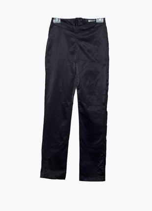 Черные атласные брюки стрейч с разрезами внизу1 фото