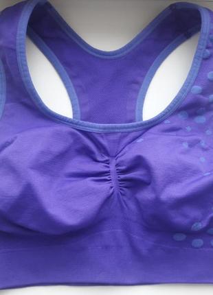 Яркий фиолетовый спортивный топ
