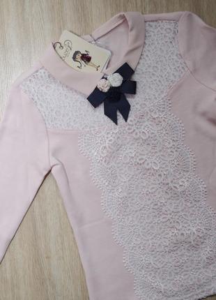 Декорована мереживом та брошкою святкова кофтина з довгим рукавом