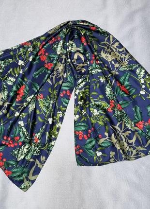 Красивий шовковий шарф з ягодами
