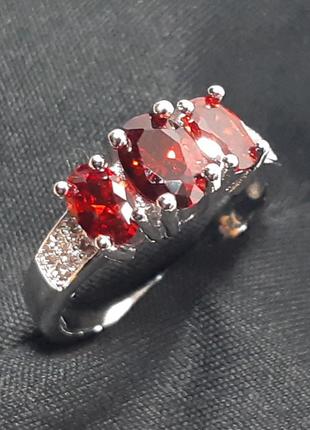 Серебряное кольцо № 17,5. красный гранат.фианиты.штамп 925