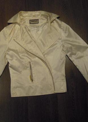 Атласная молочного цвета куртка-пиджак косуха1 фото