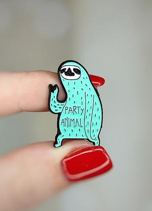 Металевий значок - пін "лінивець. party animal"  (знач0039)