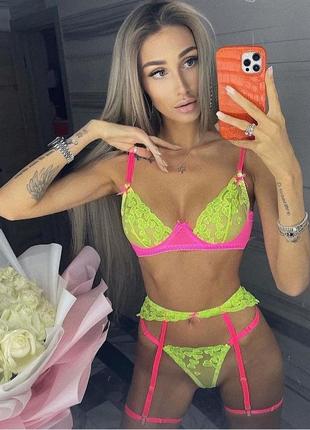 Яскравий еомплект с гартерами та поясом