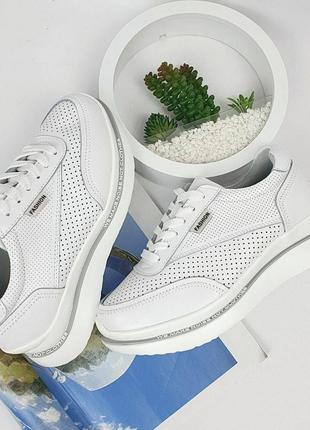 Білосніжні кросівочки. топова модель