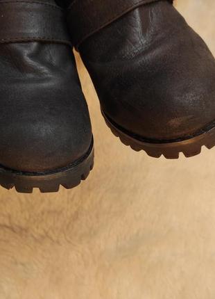 Черные кожаные ботинки деми на толстом каблуке тракторной подошве по щиколотку застежками ремешками8 фото