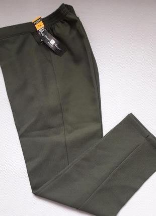 Крутые фактурные брюки со стрелками зауженные к низу сзади на резинке classic image8 фото