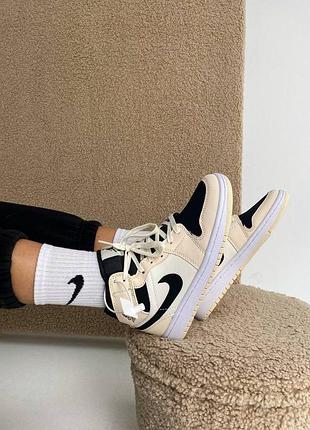 Женские кроссовки nike air jordan 1 beige black