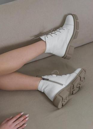 Белые кожаные демисезонные ботинки6 фото