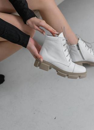 Белые кожаные демисезонные ботинки7 фото
