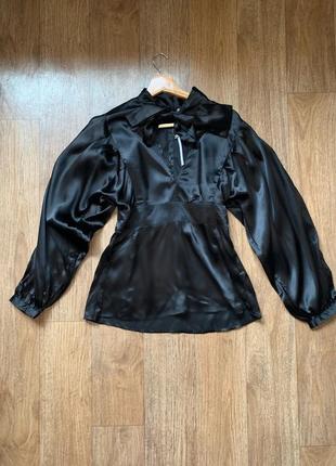Черная сатиновая блуза на завязке1 фото