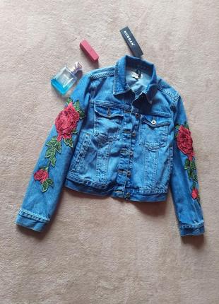 Шикарная качественная плотная джинсовая куртка с нашивками