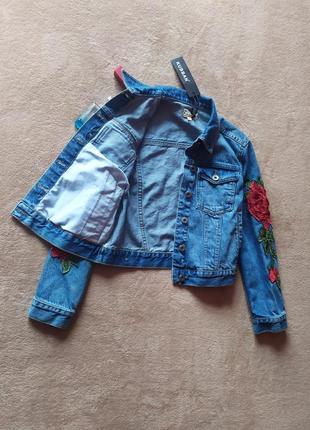 Шикарная качественная плотная джинсовая куртка с нашивками