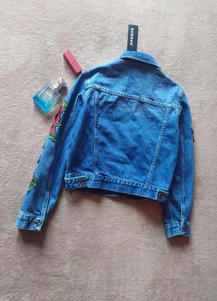 Шикарна якісна цупка джинсова куртка з нашивками4 фото