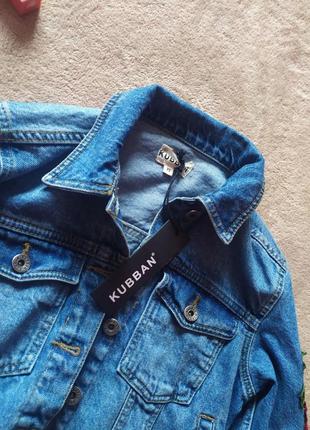 Шикарная качественная плотная джинсовая куртка с нашивками