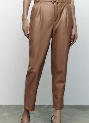 Брюки из эко кожи от zara