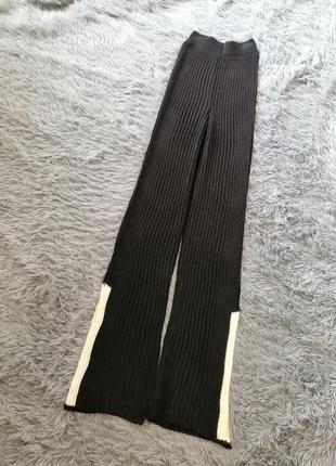 Длинное вязаное брюки палаццо с разрезами по бокам в рубчики по бокам в рубчик с высокой посадкой рез