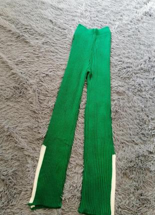 Длинное вязаное брюки палаццо с разрезами по бокам в рубчики по бокам в рубчик с высокой посадкой рез3 фото