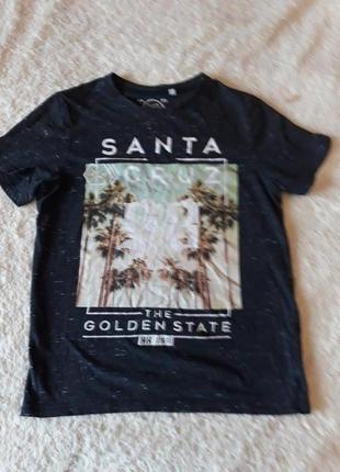 Черная футболка с принтом