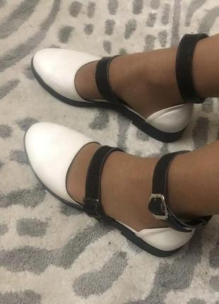 Жіночі шкіряні білі закриті туфлі босоніжки на низькому ходу із застібкою на щиколотці, 38-39р9 фото