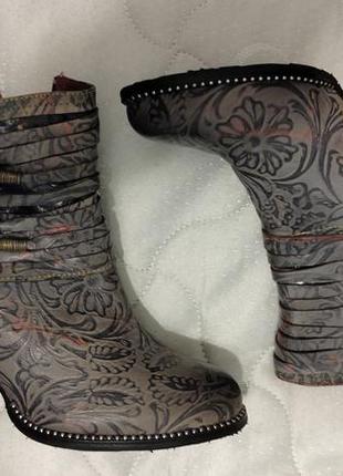 40р красивые кожаные новые ботинки в цветочный принт layra vita ❤️