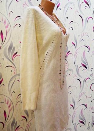 Вязаное бело молочное платье-полувер с v-воротником бренд vero moda3 фото