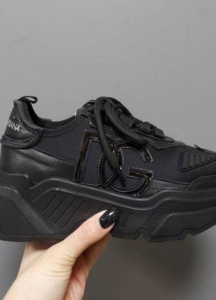 Жіночі чорні кросівки на високій платформі