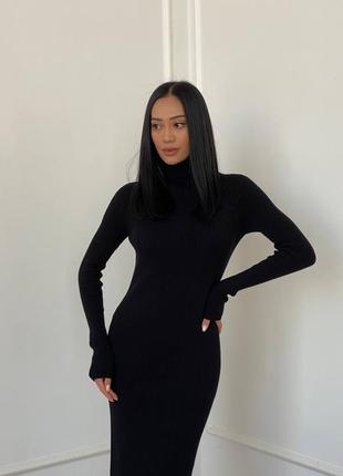 Бесшовное вязаное платье до колена в рубчик чёрное4 фото