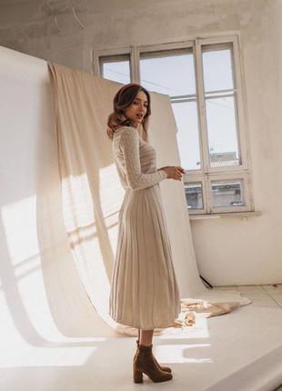 Бежева в'язана сукня міді