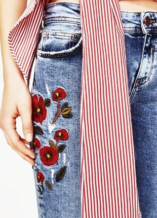 Очень яркие джинсы от зара. цветочный принт.zara jeans. with floral embroidery .