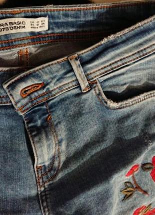 Очень яркие джинсы от зара. цветочный принт.zara jeans. with floral embroidery .3 фото